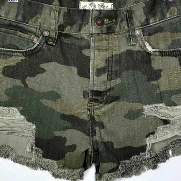 💰NWOT! WE THE FREE ▪︎ ARMY GREEN CAMOUFLAGE JEAN SHORTS ▪︎ SIZE 0 - Picture 2 of 12